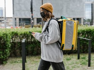 Требуется курьер в Сочи