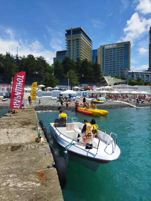 Прогулки на катамаране в море