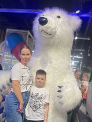 Белый мишка в Хосте