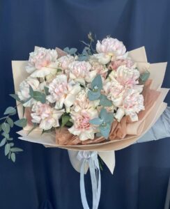 5. Букет из 25 роз Pink Mondial и эвкалипта
